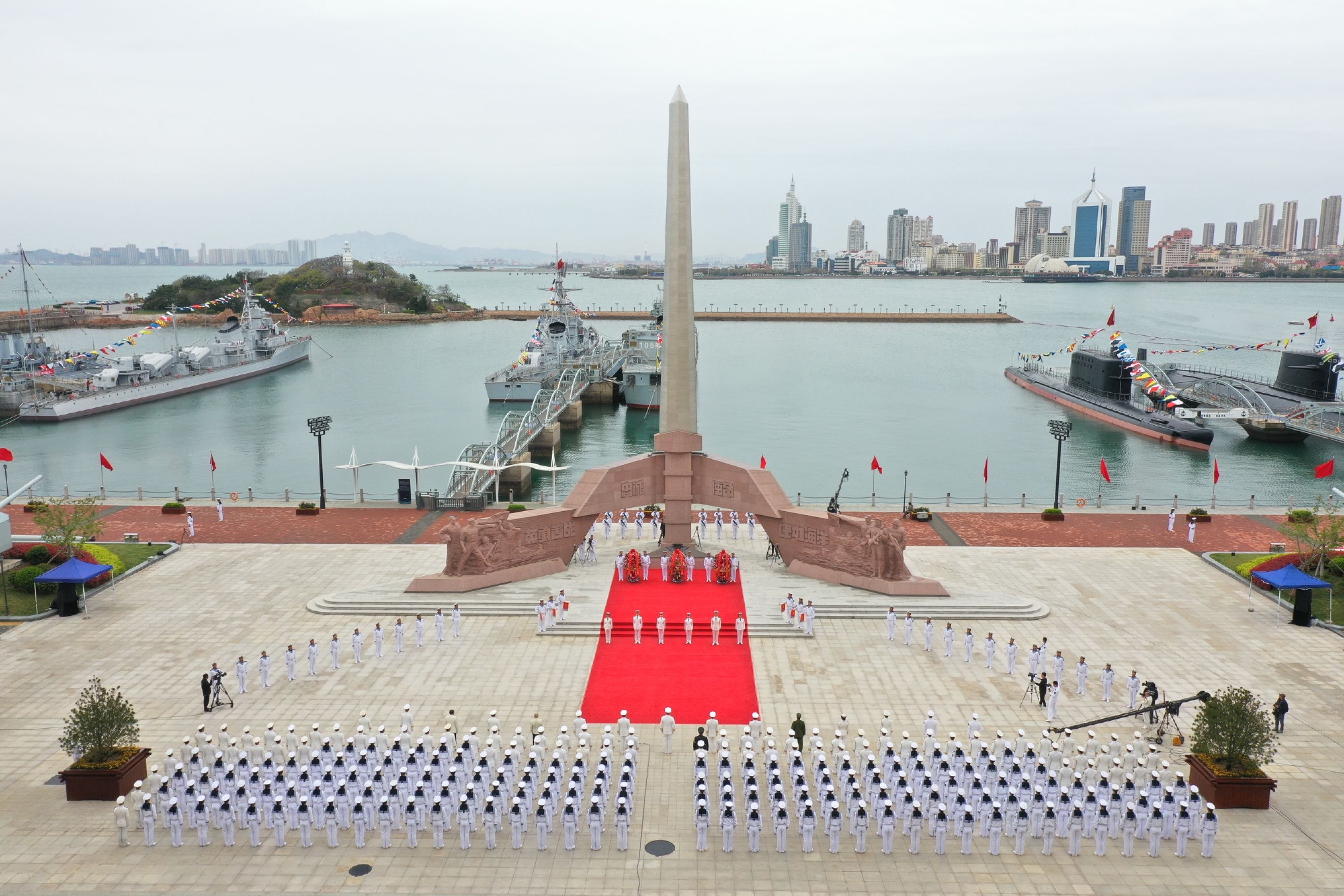 4月23日上午,致敬人民海軍英雄儀式在青島海軍博物館海軍英雄廣場隆重