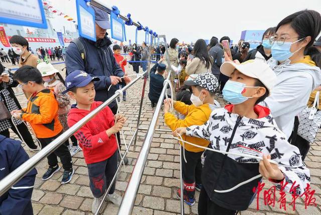 4月22日,山东青岛,观众学习体验船艺绳结.