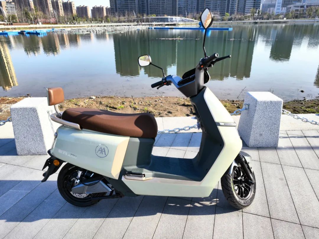 职场新人通勤首选爱玛指挥官2023续航速度兼顾的青年出行利器