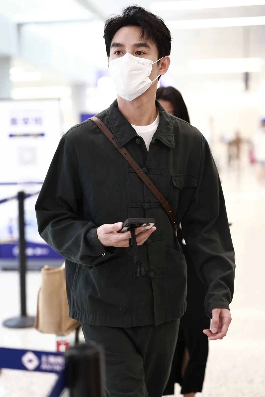 男星街拍 | 结束科切拉表演的王嘉尔又穿了姚明的球衣诶!