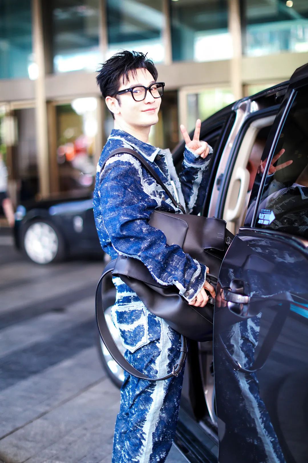 男星街拍 | 结束科切拉表演的王嘉尔又穿了姚明的球衣诶!