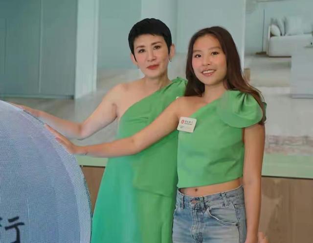 【GG扑克】吴君如女儿正式出道,与妈妈一同拍摄广告,长相身材惨遭网友嘲讽【EV扑克官网】