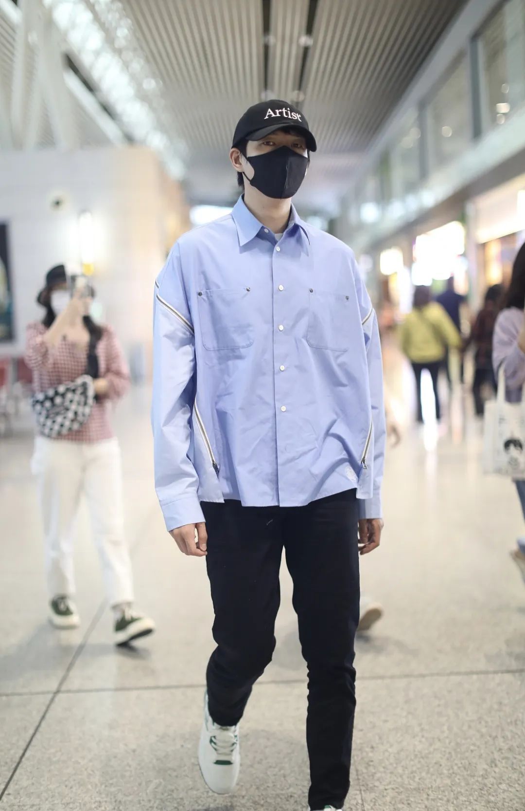 男星街拍 | 结束科切拉表演的王嘉尔又穿了姚明的球衣诶!