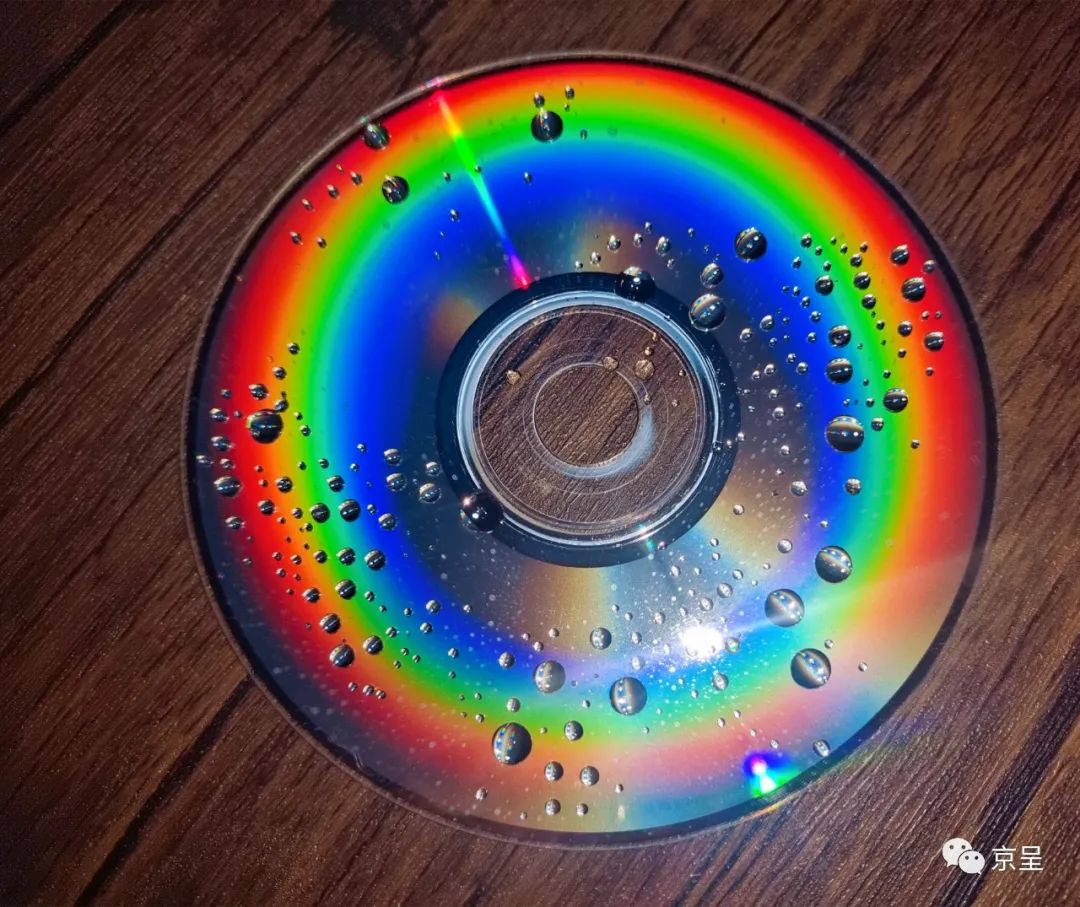 家中室内,一张光盘带来的彩虹视界,无限惊喜.黄楠摄