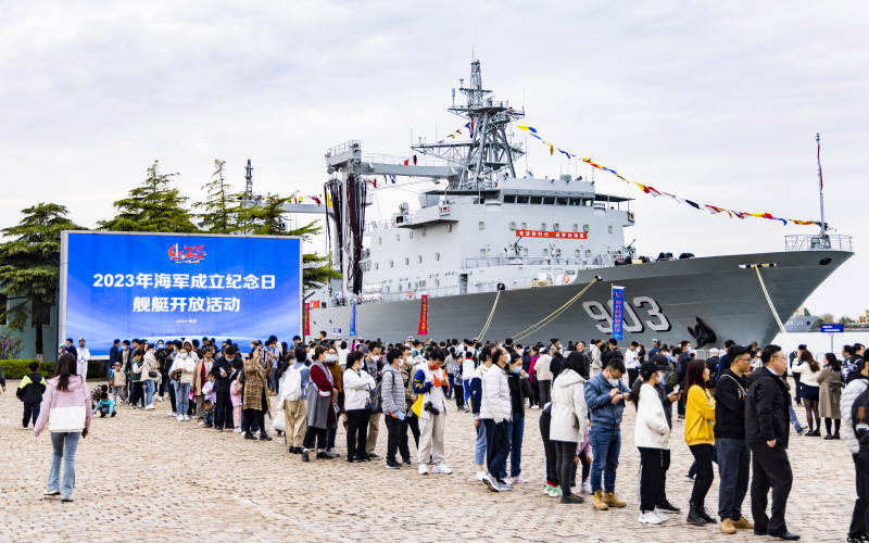 4月22日,青岛,市民排队参观综合补给舰可可西里湖舰.