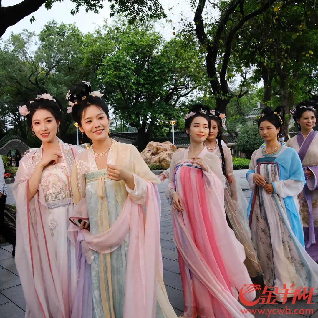 身穿中国传统服饰的少女结伴在荔湾湖公园游园踏青