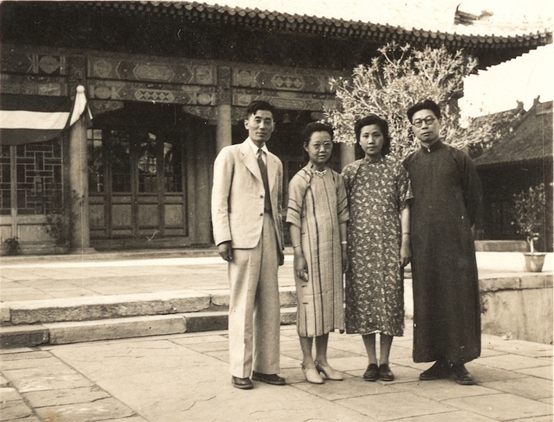 1943年,周祖谟与余淑宜(余嘉锡长女)结为伉俪,合影于辅仁神甫花园,左