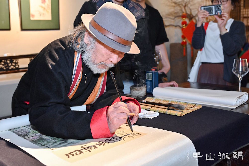 谢春彦挥毫现场