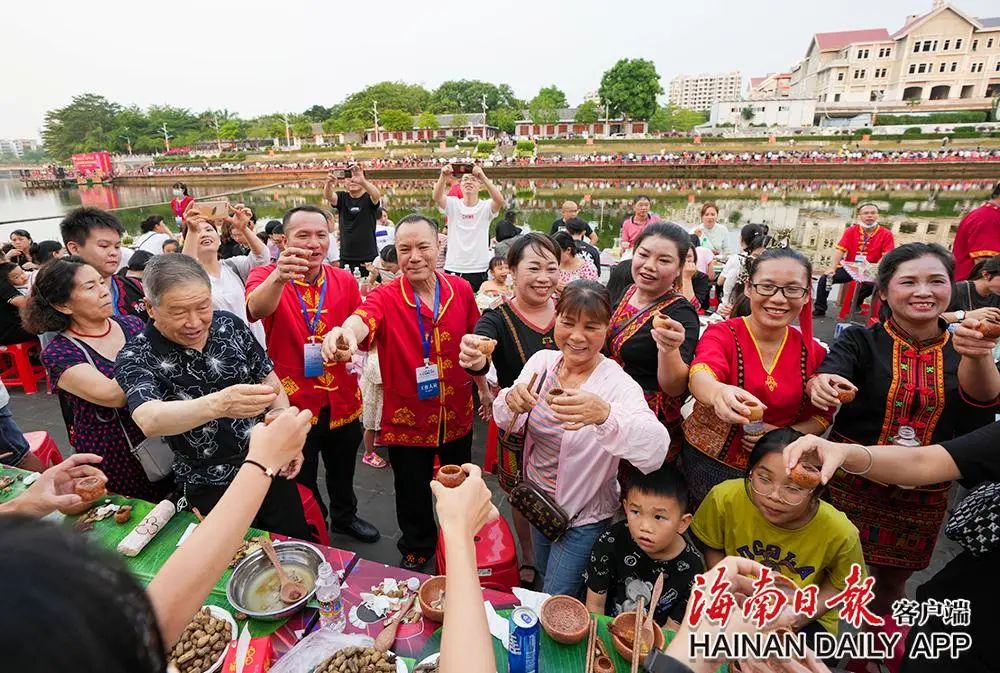 白沙摆长桌宴,迎四方客.海南日报记者 李天平 摄花开"三月三"走!