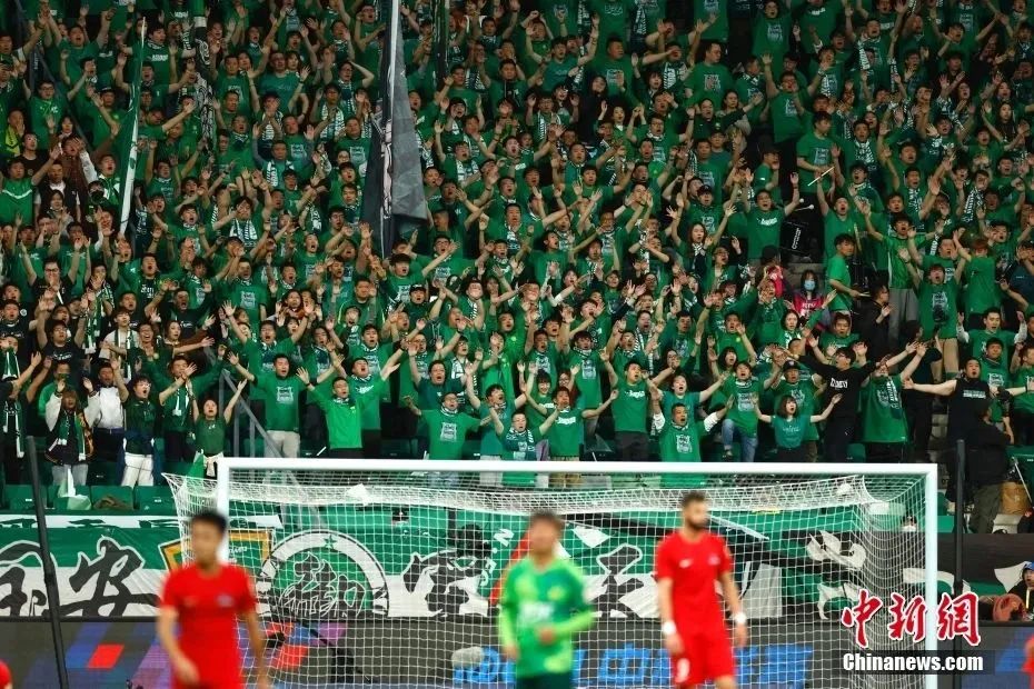 北京国安主场球迷.中新社记者 富田 摄