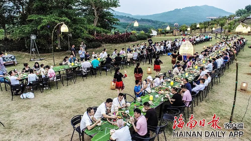 市民游客享用"长桌宴".海南日报特约记者 吴文生 摄