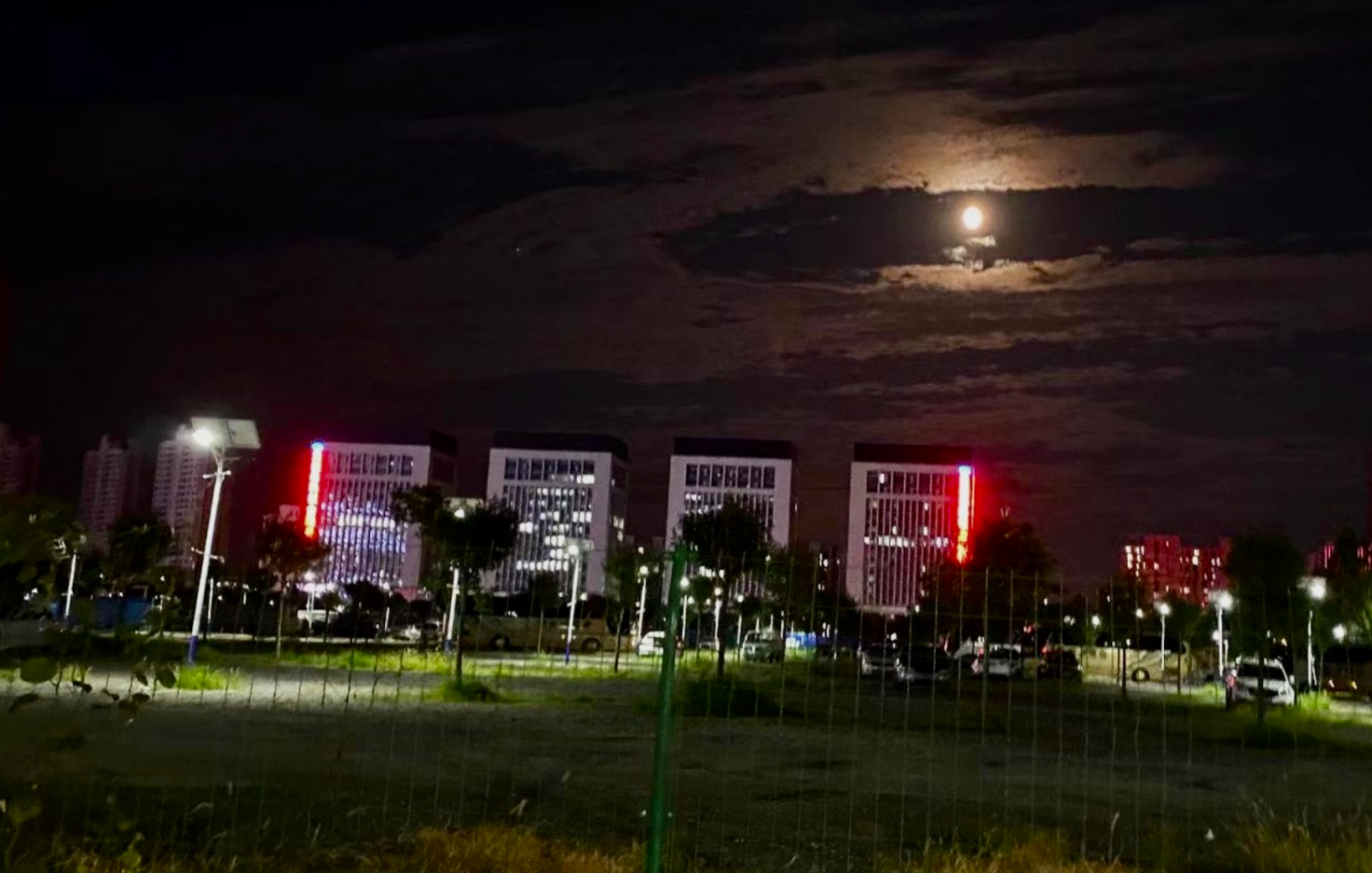 晚上10点下班后，毛嘉妮在回家路上拍摄的月亮。本文图片均由受访者提供