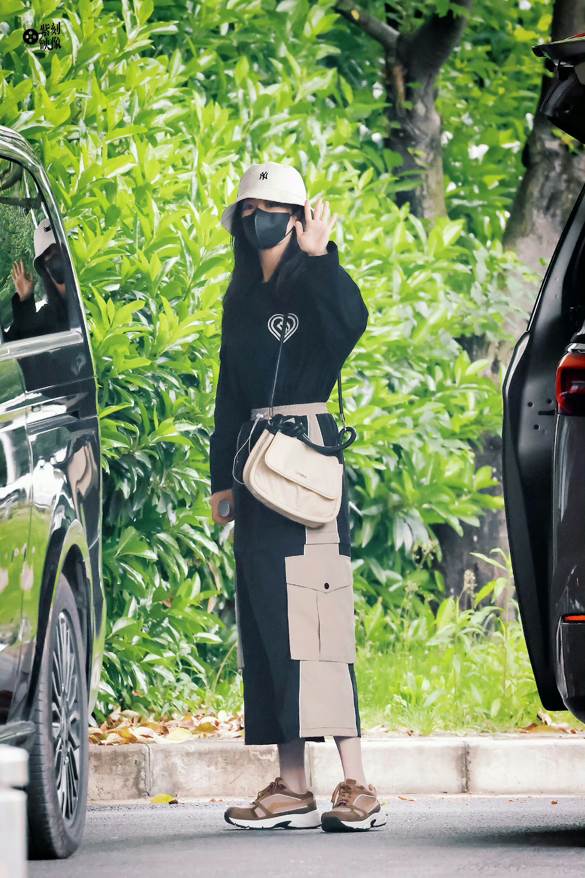 杨紫今日机场照,是穿工装裙的杨紫,好不一样的风格……|杨紫_新浪新闻