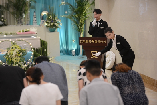 2016年7月15日，重庆一家殡仪馆，毕业于重庆城市管理职业学院的礼仪师在主持告别仪式。视觉中国 图