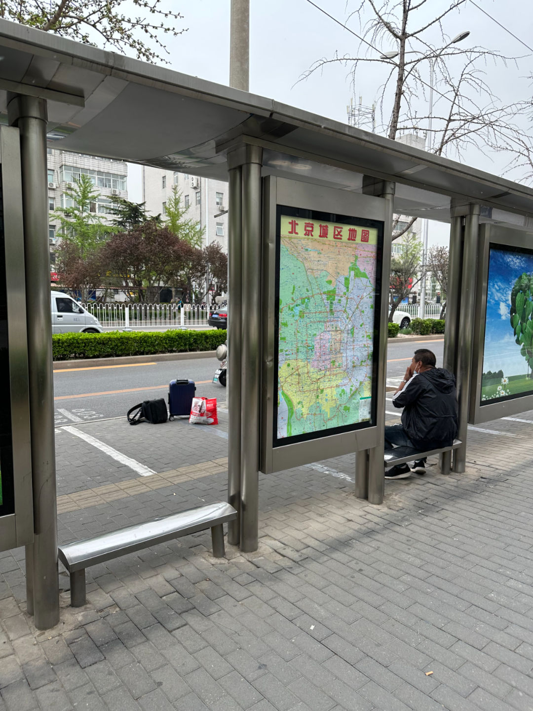 调整前的上地三街东口站路南侧的公交车站座椅