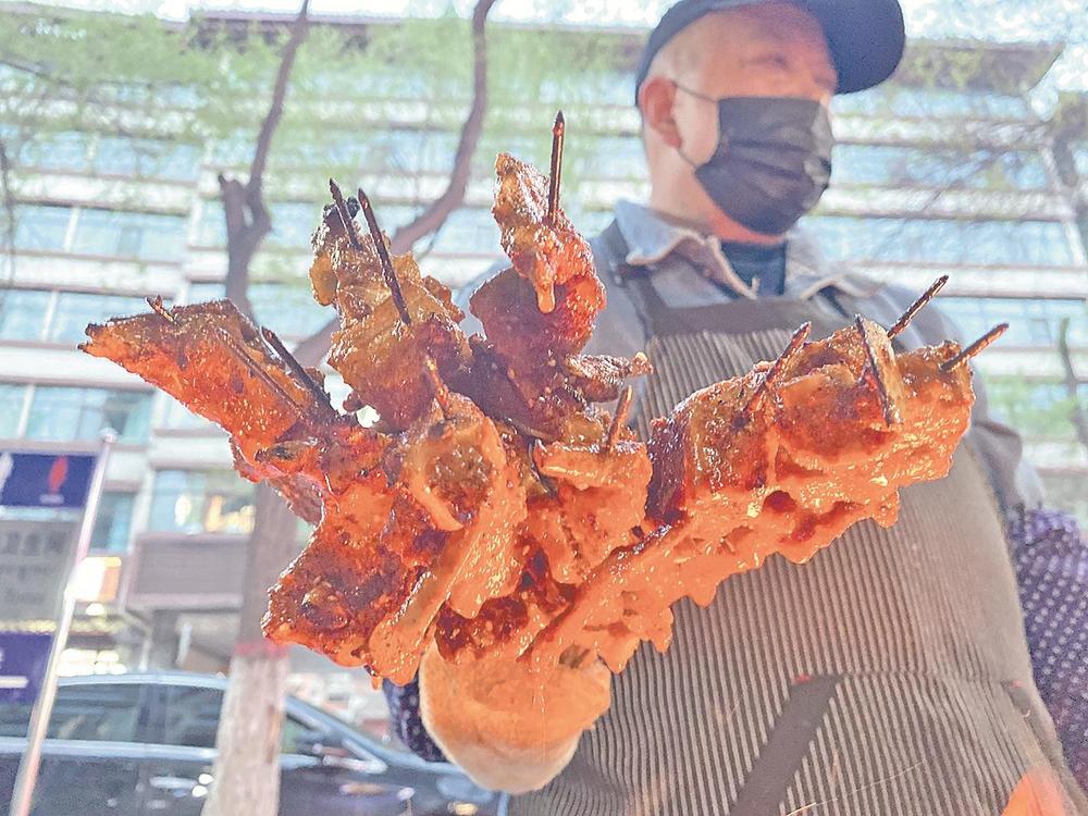 4月23日晚,西宁市兴海路一家烤肉店,烤肉师傅正在烤肉.邓建青 摄