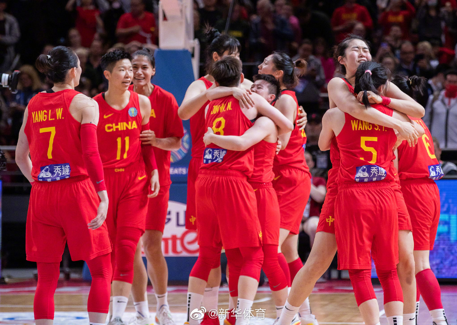 2022年9月30日，女篮世界杯，中国队战胜澳大利亚队晋级决赛。新华社发（胡泾辰摄）