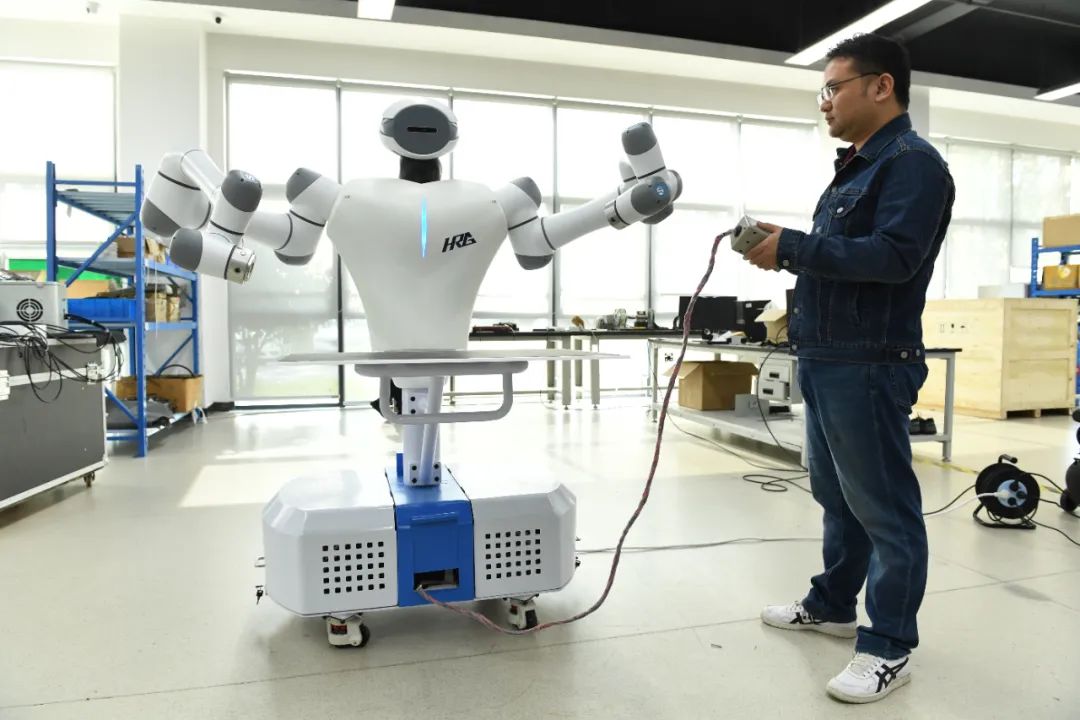 在哈工大机器人(合肥)国际创新研究院 ,工作人员正在调试hrg双臂协作
