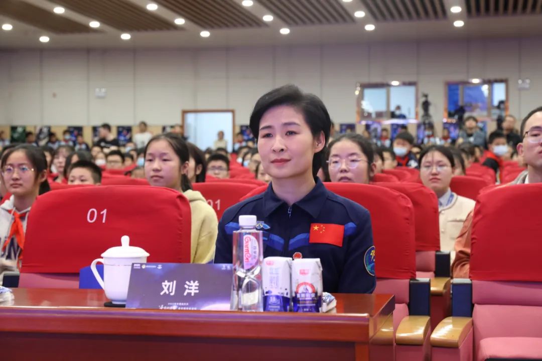 中国科学技术大学校长包信和向刘洋赠送"墨子号"量子科学实验卫星模型