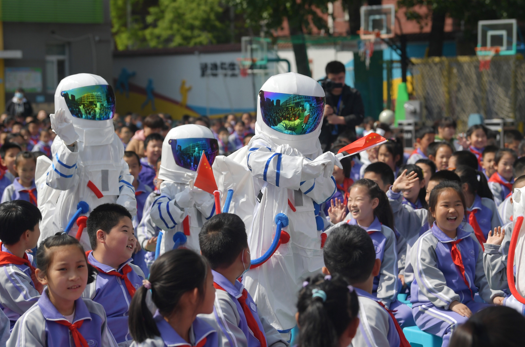 第8个中国航天日,北京海淀图强二小学子开启"叩问苍穹"之旅|航天员