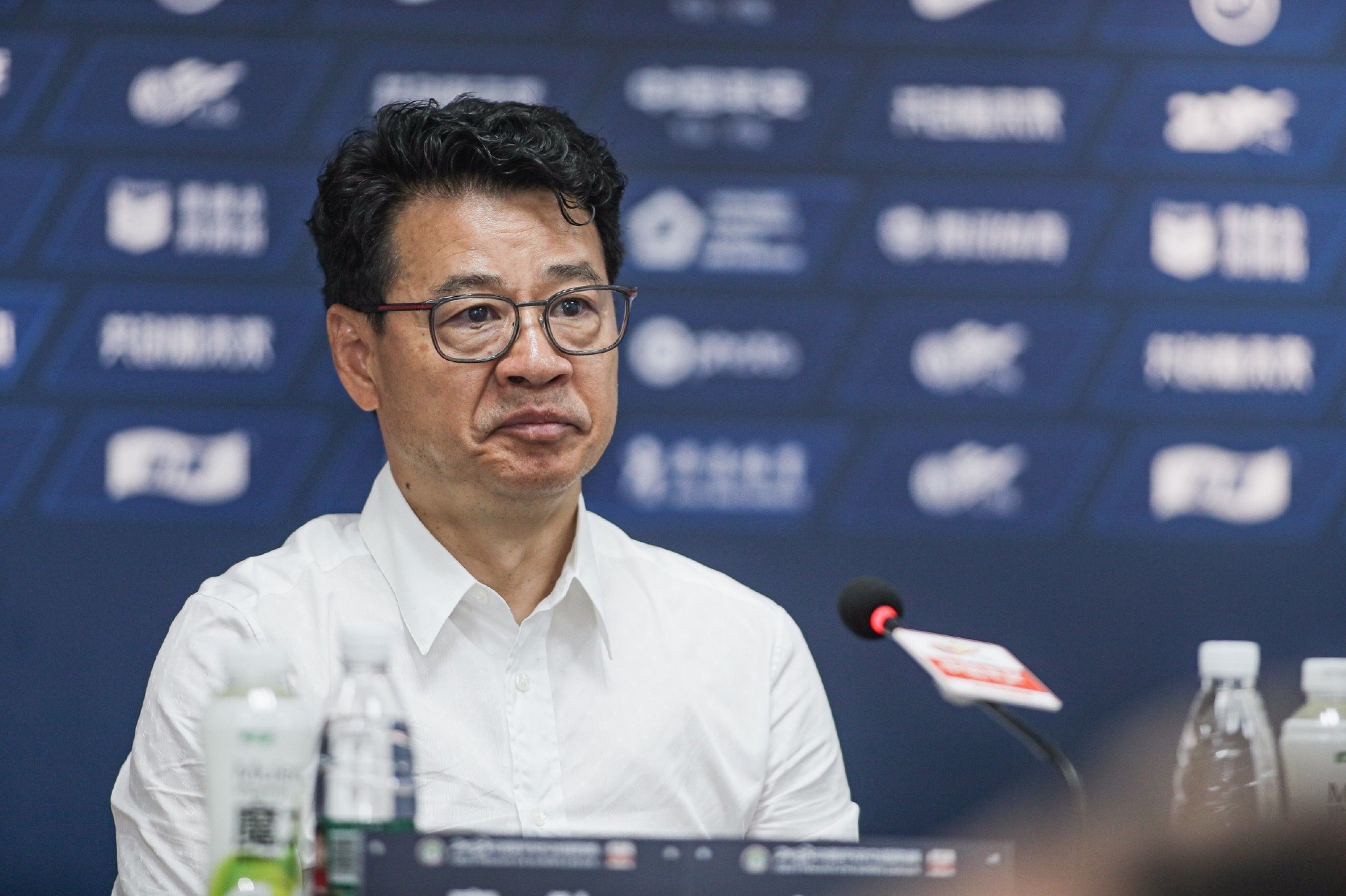 申花主帅吴金贵.