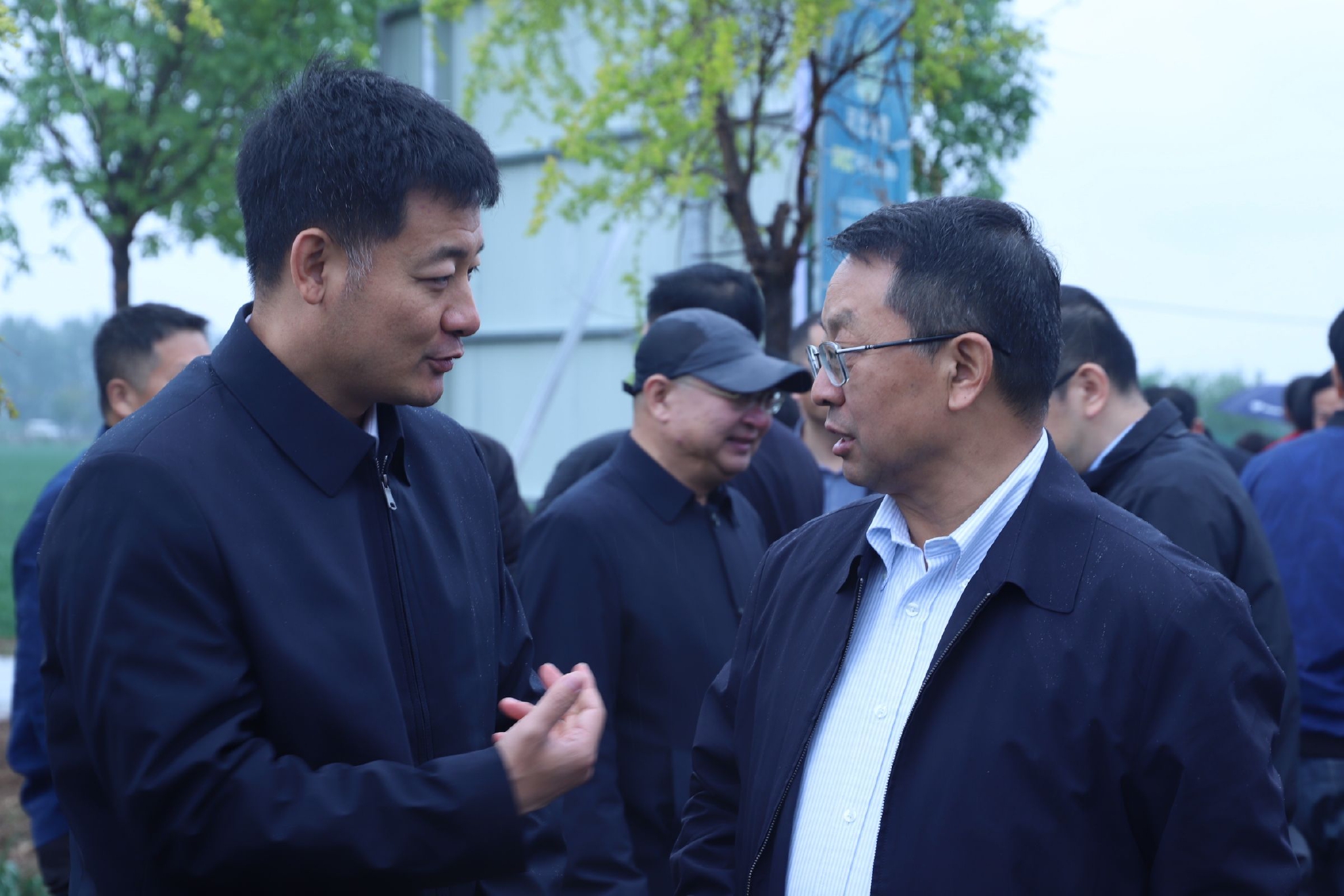 中国工程院院士张福锁(右)与曲周县代县长李冬晨在试验麦田边交谈.