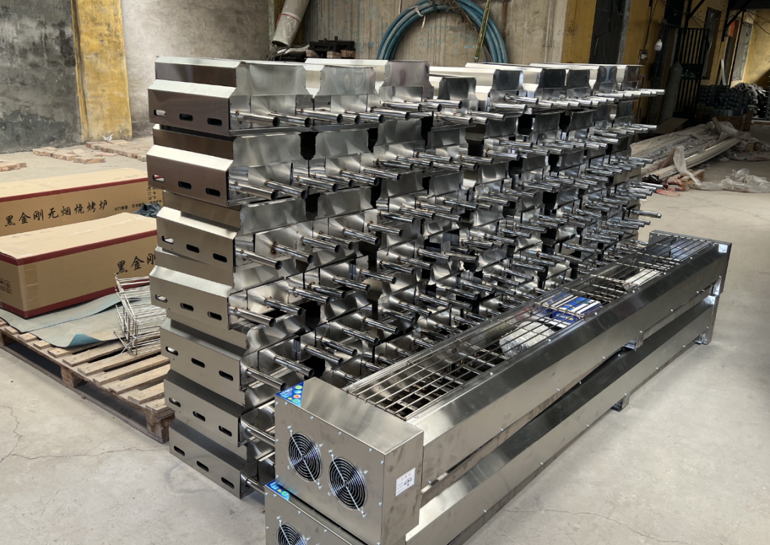 (朱台镇某工厂内刚生产出的烧烤炉等待发运)