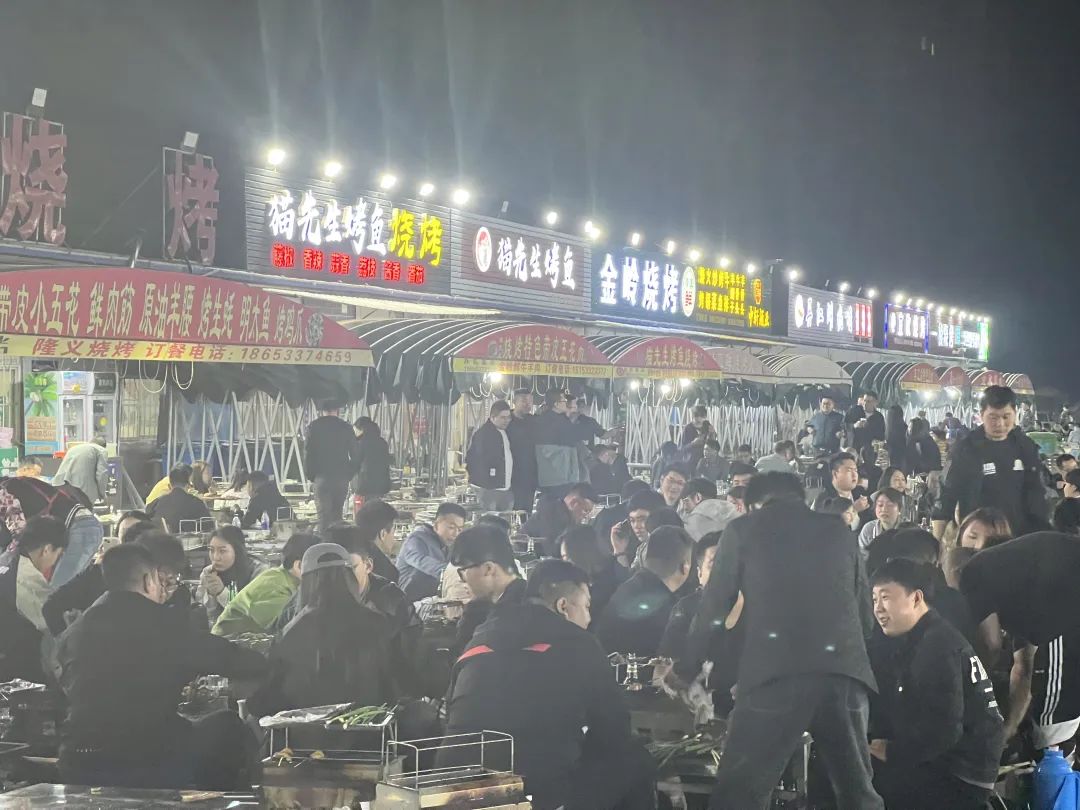 (晚上9点多的临淄区烧烤大院内还十分火爆)