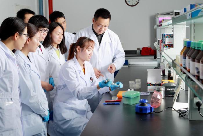 沈建忠指导学生做实验.(资料图片)受访者提供