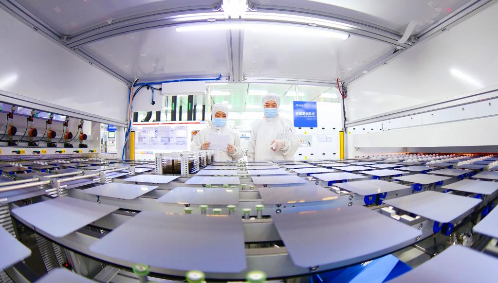 在晶澳太阳能科技股份有限公司,工作人员正在记录智能化生产线运行