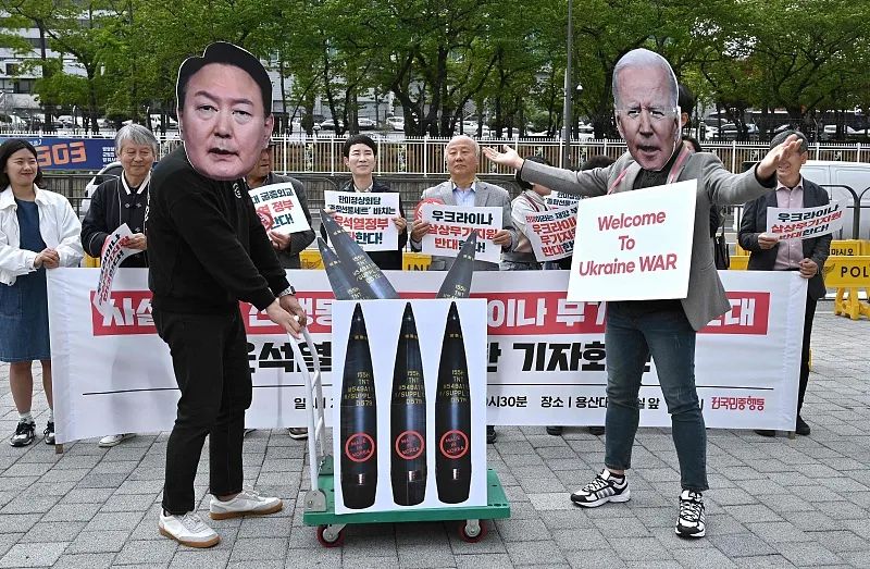 4月21日，韩国首尔，群众抗议韩国可能援乌兵器。图源：视觉中国