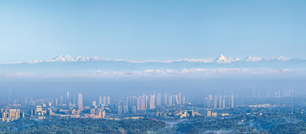 成都市区拍下的雪山美景. 图博成都摄影师 廖铁军 摄