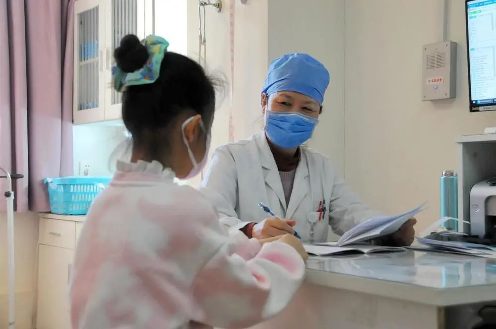 尹玲在少儿妇科门诊接诊小患者.