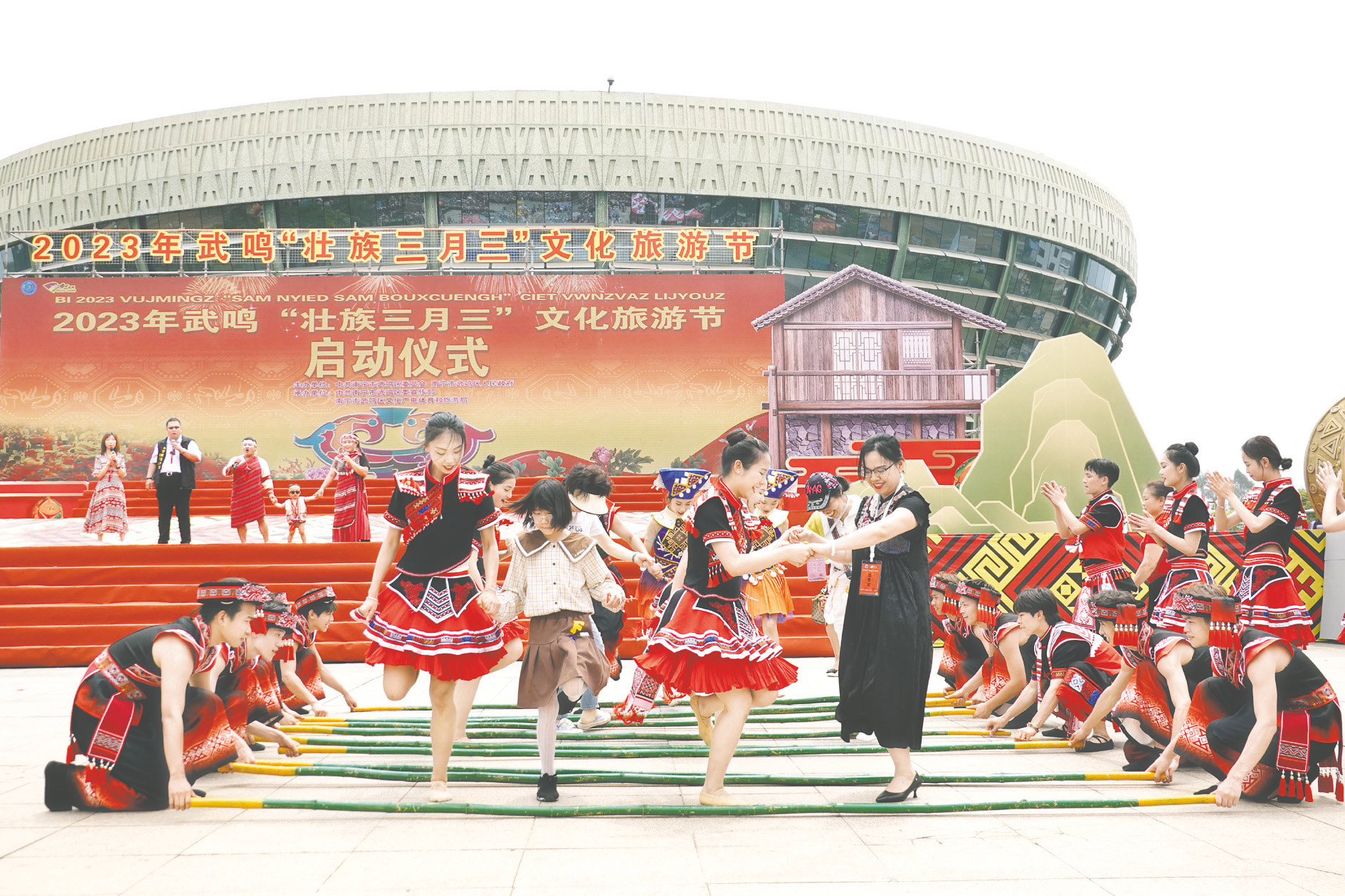     ▲市民游客一同跳竹竿舞,庆祝节日的到来.