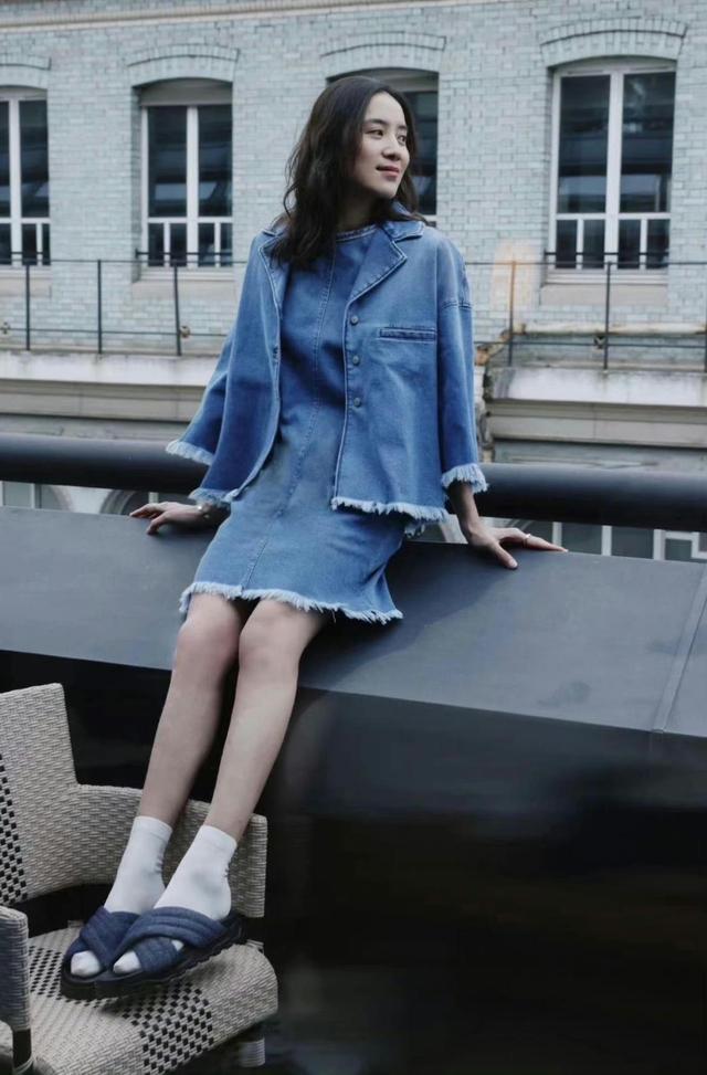 黑色连衣裙配黑丝秀长腿,高贵冷艳|宋佳|连衣裙|穿搭_新浪新闻