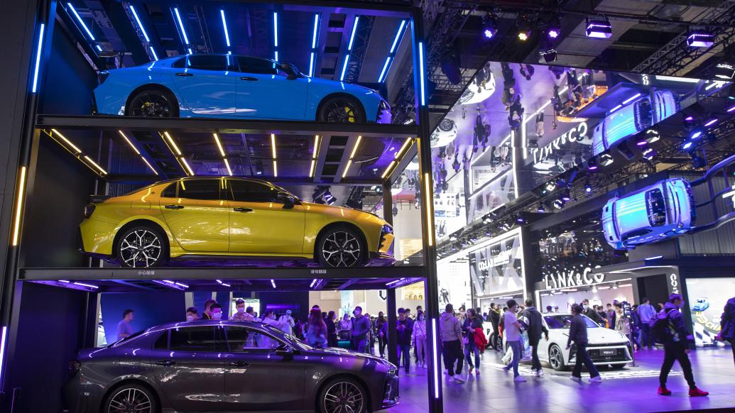 2023年4月24日,2023上海车展开展第7天,市民在领克汽车展台观车.