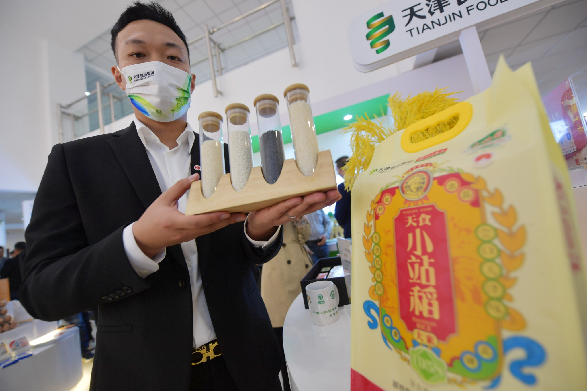 工作人员展示天津特色农产品小站稻.新京报记者 李木易 摄