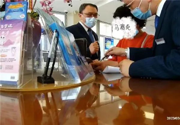 银行工作人员劝阻老人 杨浦警方供图