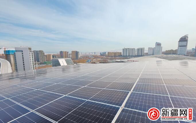 近日,位于乌鲁木齐站翼展天地大厦屋顶光伏发电项目正式并网发电,图为