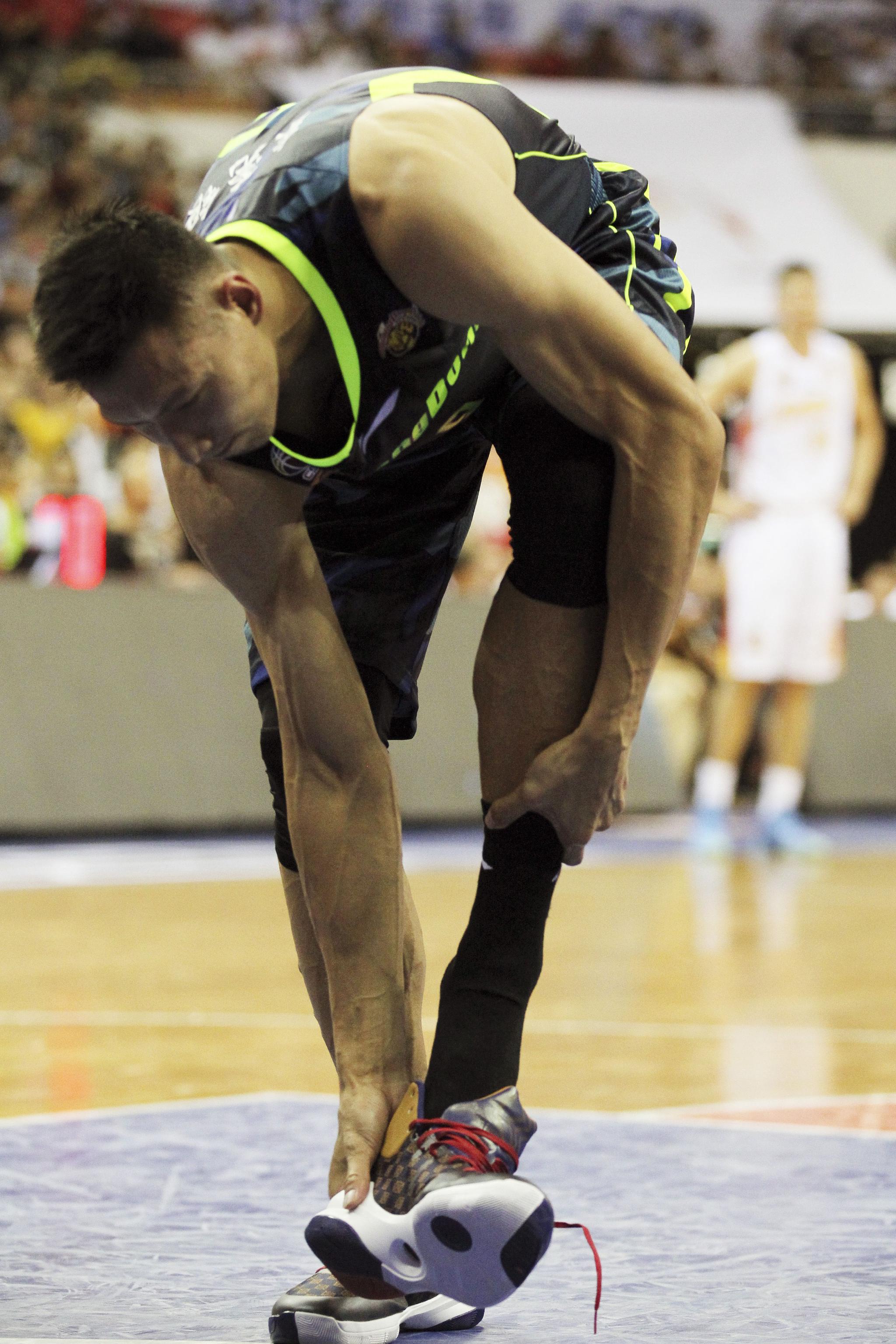 2016年11月2日,一场cba常规赛,易建联在场上几度脱鞋,换鞋