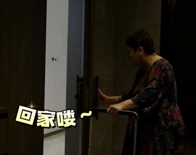 向太夫妇乘私人飞机回国，曝郭碧婷儿子正脸，一家人或定居杭州