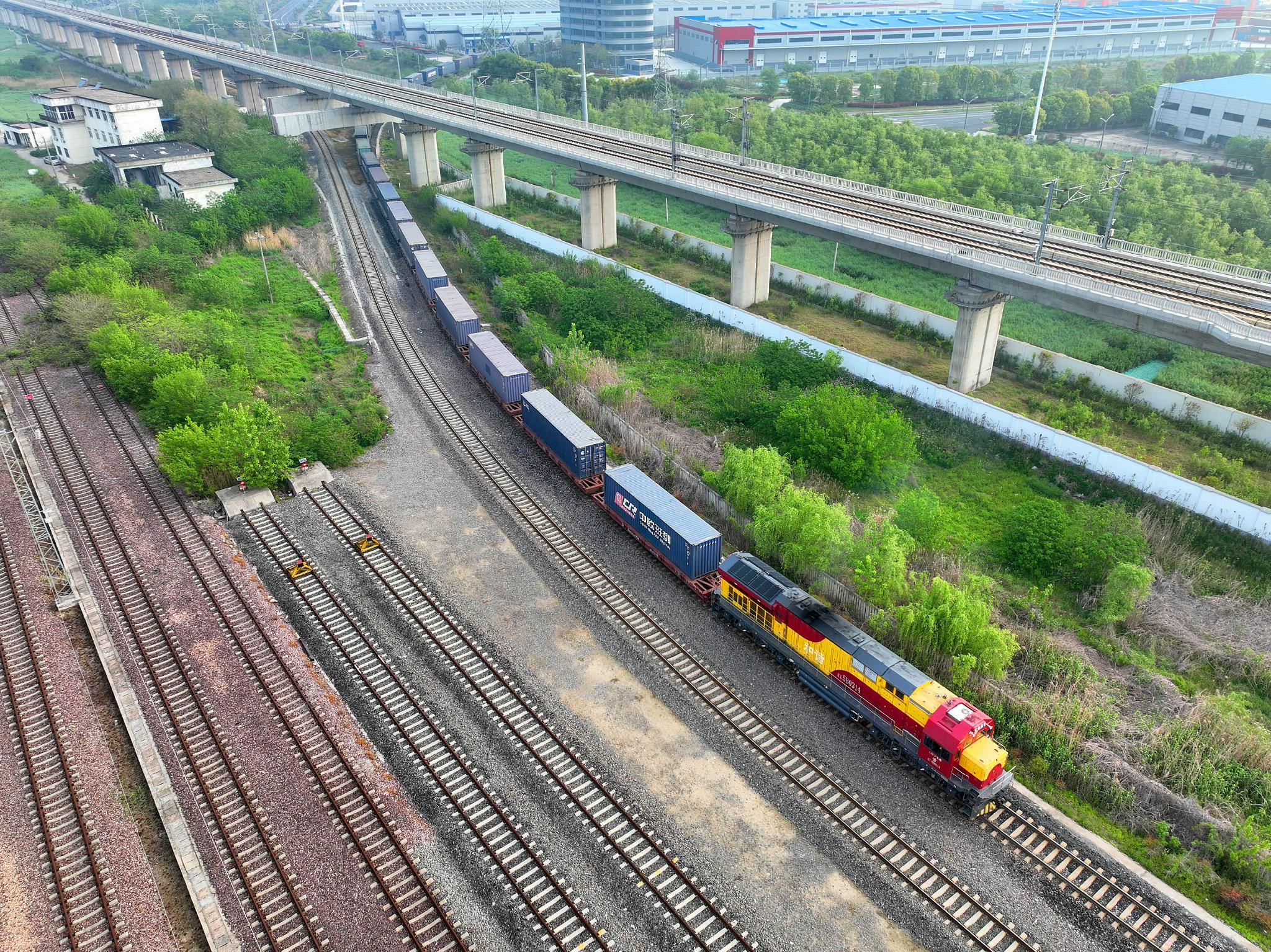 江苏开行中老铁路国际货运列车化肥专列|江苏省|货运|列车_新浪新闻