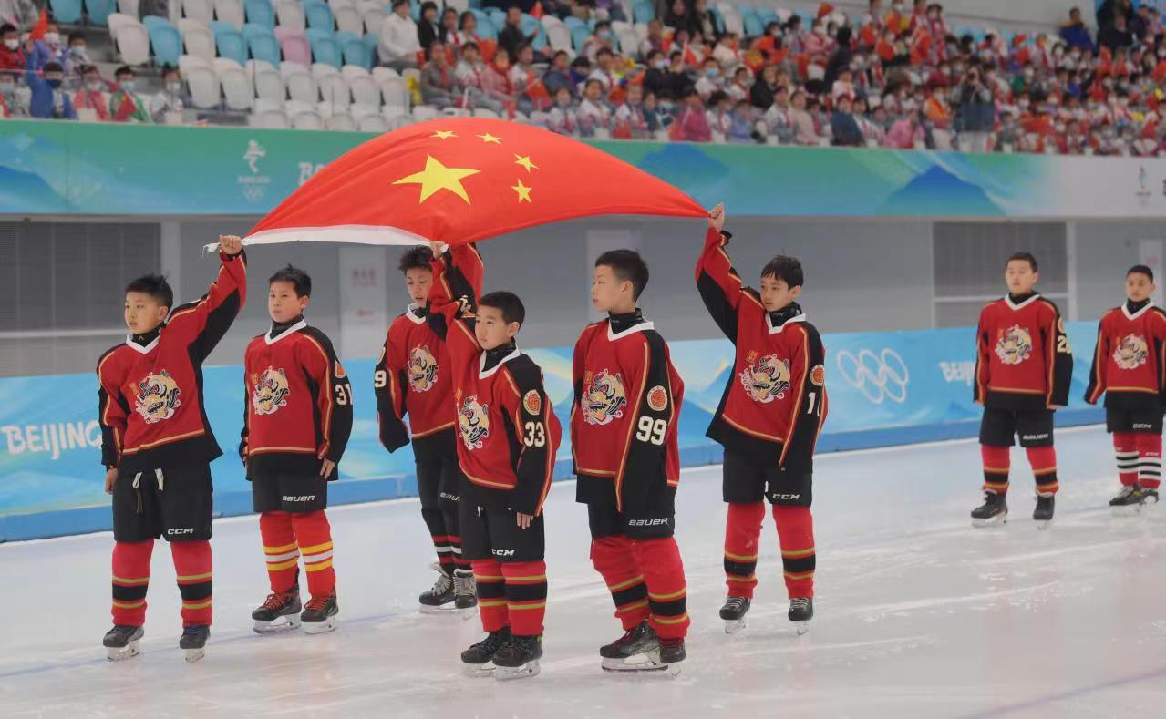 府学胡同小学的小运动员共同高擎五星红旗入场.新京报记者 李木易 摄