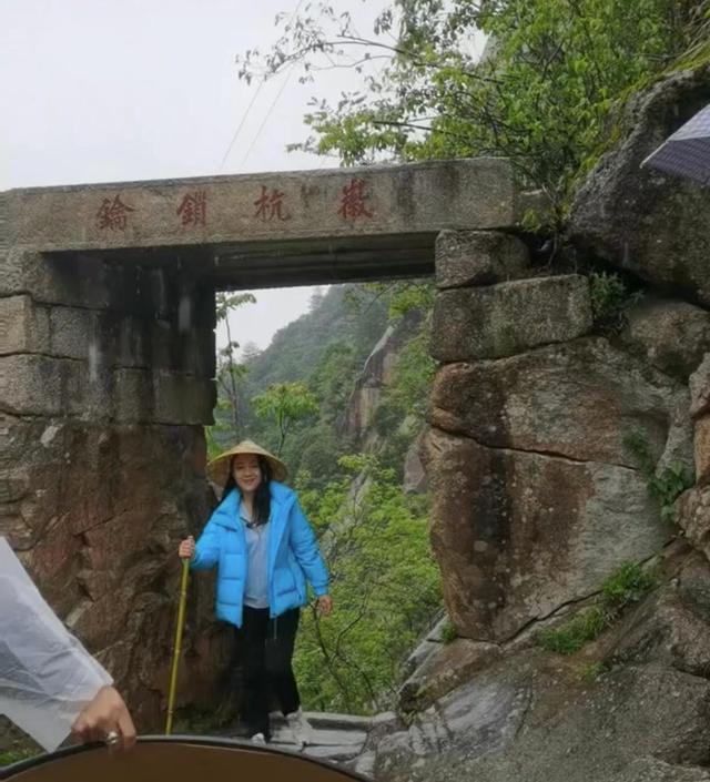 主持人周群雨天爬山出意外，天冷路滑摔跤，四周陡峭浑身是雨水