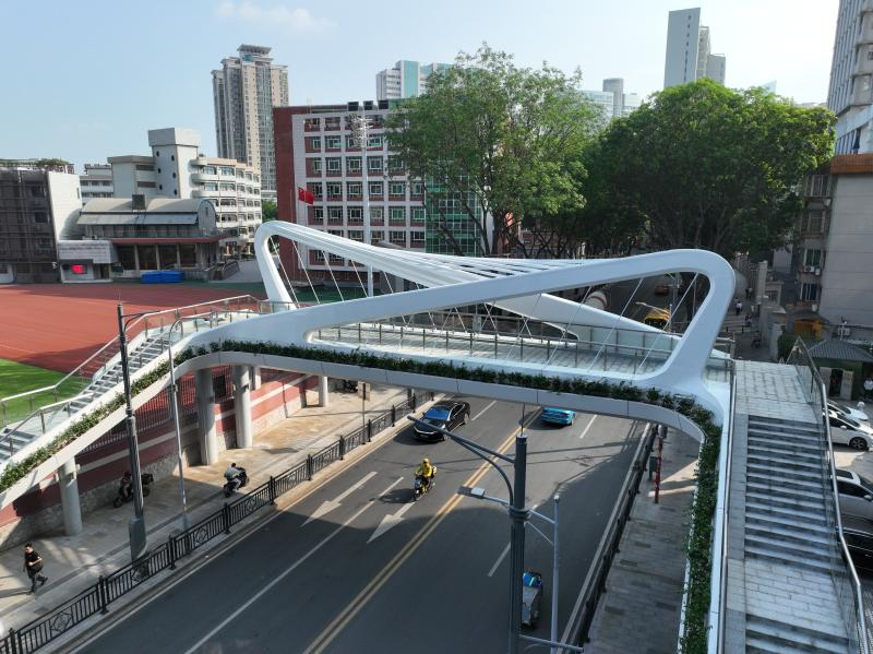 天桥外形设计亮丽.