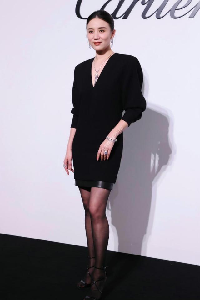 宋佳的身材被低估了,黑色连衣裙配黑丝秀长腿,高贵冷艳|宋佳|连衣裙