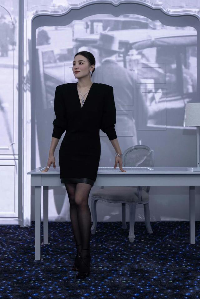 宋佳的身材被低估了,黑色连衣裙配黑丝秀长腿,高贵冷艳|宋佳|连衣裙