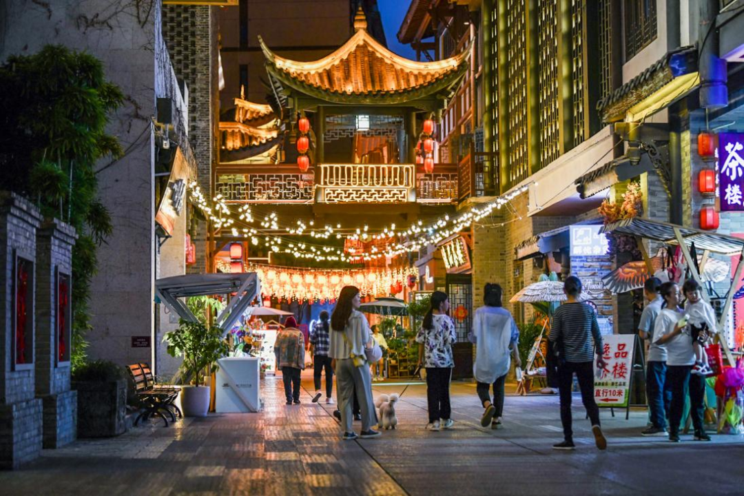 西流沱小镇的亭台廊桥亮起绚丽灯光 邹乐 摄