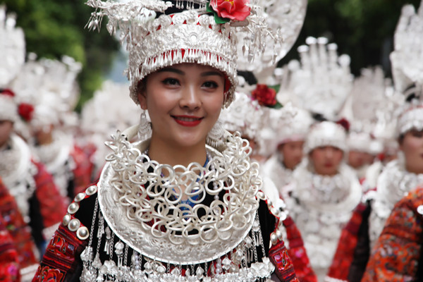 身穿盛装的苗族姑娘