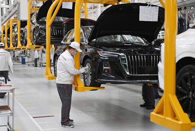 在长春的中国一汽红旗制造中心繁荣厂区,工人在底盘生产线作业